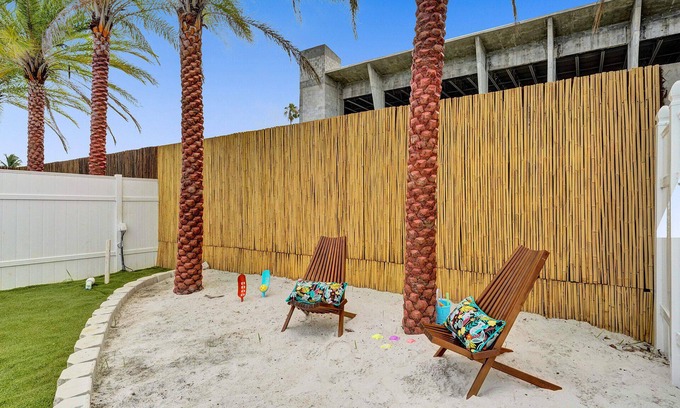 West Little River Apartment | Miami Art Deco Style Unit With Hot Tub