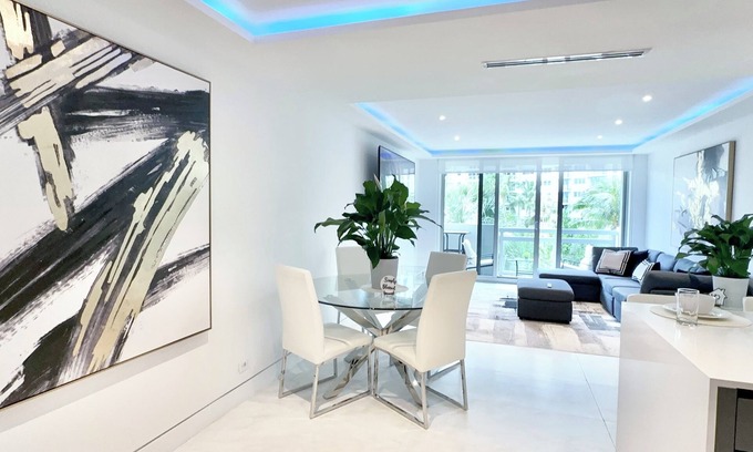 West Avenue Apartment | Miami Bayfront Luxe SuiteBayfront Luxe Stay – Pool, Gym & Views