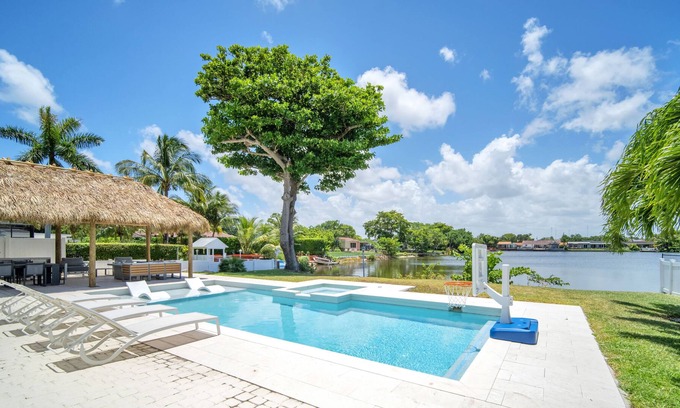 Ojus House | Miami Luxury House Lake Side Pool & Spa
