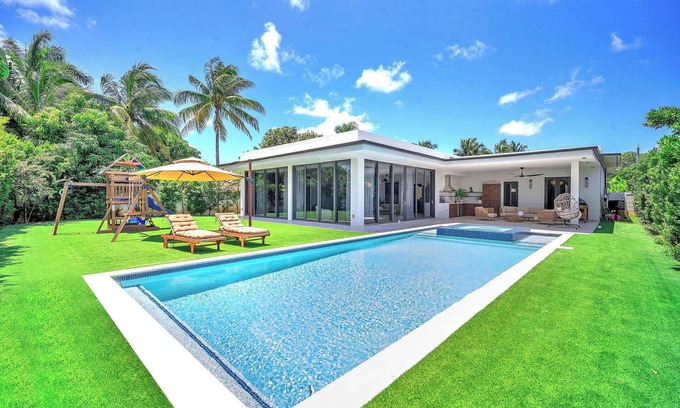Golden Glades House | Miami Mansion 4BR2Suite Pool/Spa, Outdoor Kitchen