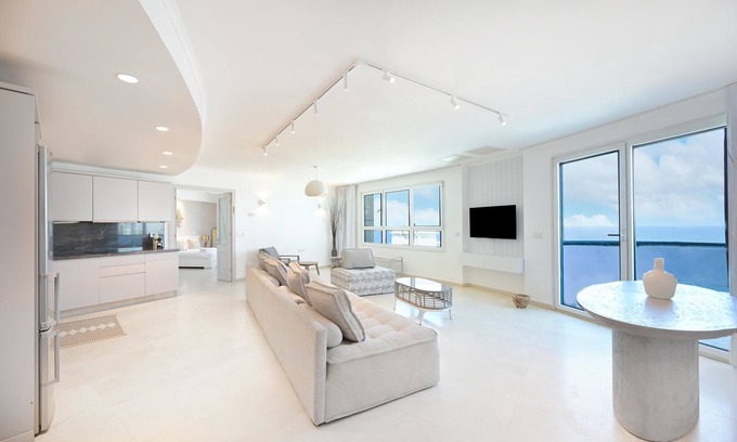 Tel Aviv Promenade Apartment | Miami Vibes 2BR in Isrotel tower by HolyGuest