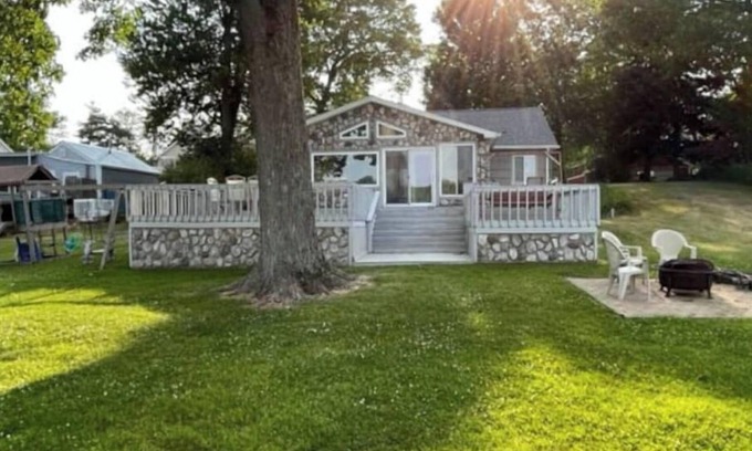 Reading House | Michigan Lakefront House