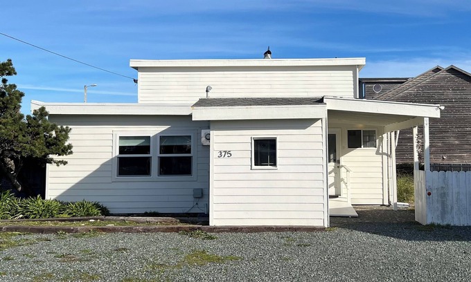 Bandon House | Mid Century Beach Bungalow - Walk to beach and 9 min. from Golf