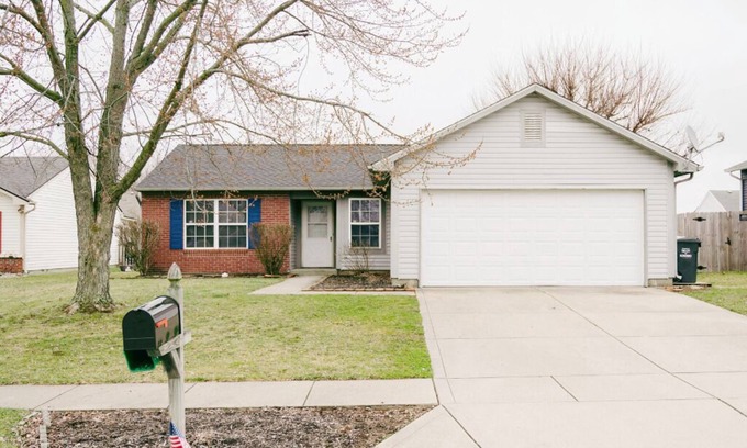 Kokomo House | Mid-Century Comfort 3BR 2 BATH in a Quiet Neighborhood - Family Friendly