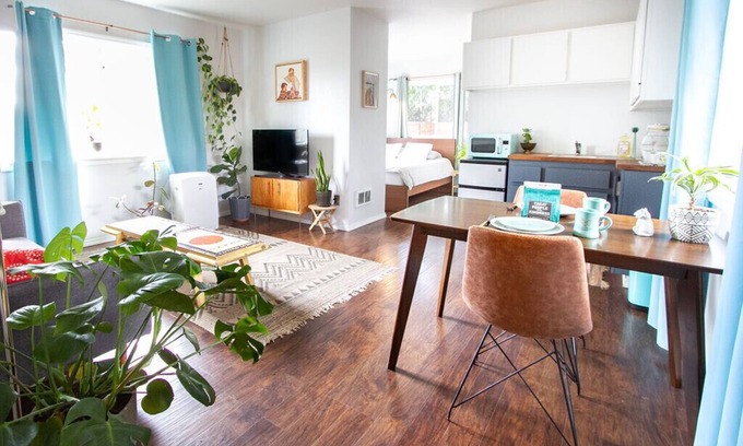 McMinnville Cottage | Mid-Century Cottage - Private Entry- Firepit - Outdoor Seating