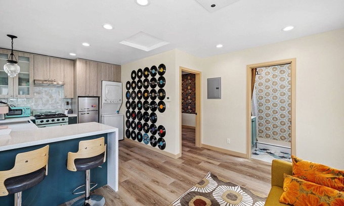 Del Aire House | Mid Century House 10min from LAX + Beach with AC, WiFi and Putting Green