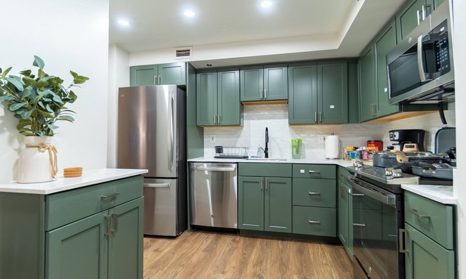 Pentagon City Condo | Mid Century Modern Deluxe 2BR Cozy King bed l GYM l Tranquil 5 min to DC/Mall/✈️