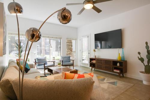 Desert Ridge Apartment | Mid-Century Modern Phoenix Condo, Walk to High St!