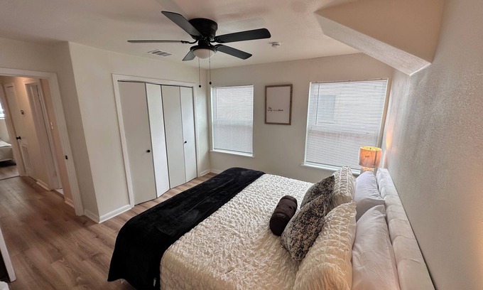 Uptown House | Mid Century Modern Escape w/3 Bedroom and 3 bath in Central San Antonio