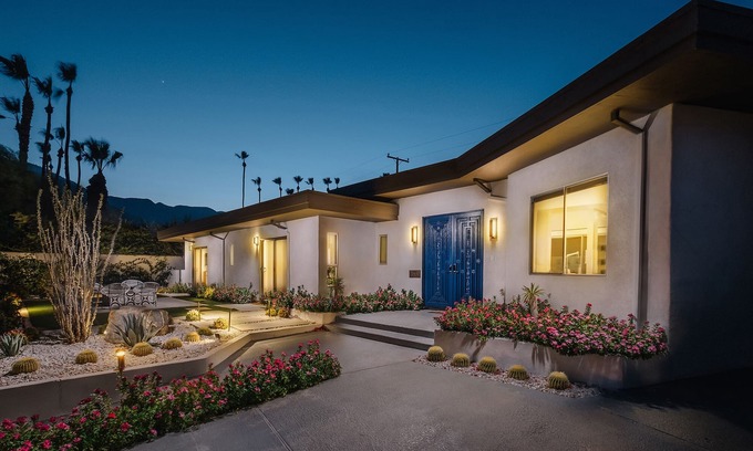 Palm Springs House | Mid Century Private Oasis in Historic Movie Colony East
