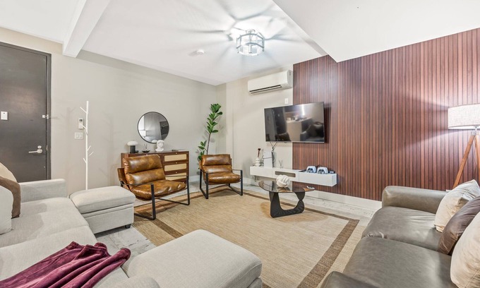 Williamsburg Apartment | Mid-Century Stay: 5BR and 5 Baths w/PS5 & Laundry
