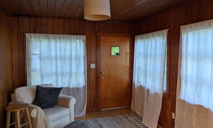Eustis House | Mid Century Style Cottage Near Historic Downtown
