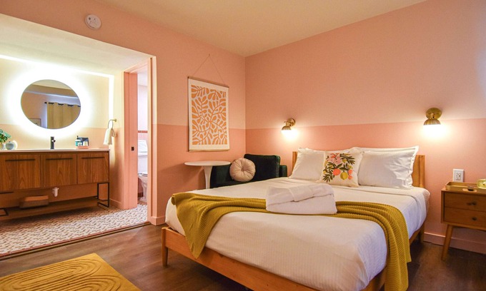 Fayetteville Hotel | Mid-Century Themed Hotel Room in Fayetteville, AR - The Clementine on College #3