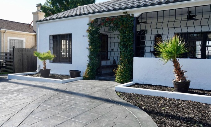 Mid City House | Mid-City Spanish Stylish - Your LA Oasis