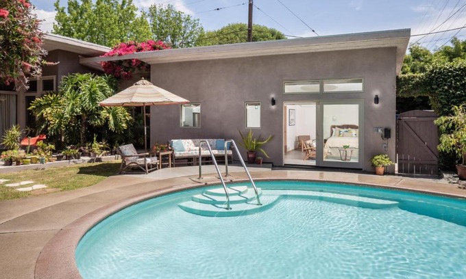 Bixby Knolls Apartment | Mid-Mod Retro Private Studio & Pool