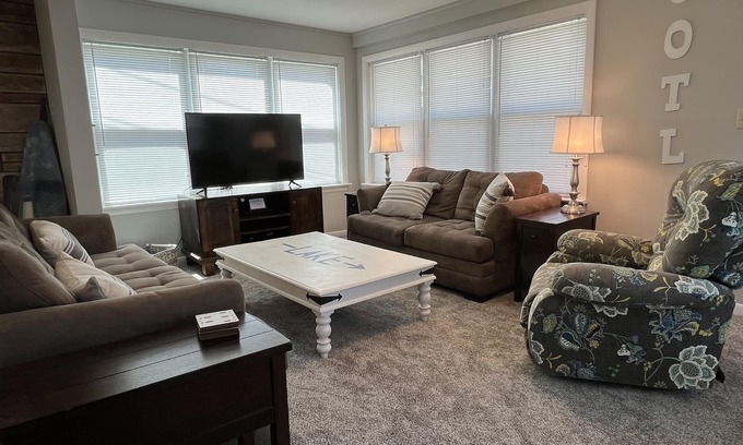 Geneva-on-the-Lake House | Mid Strip and Private Beach Access!