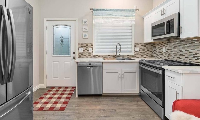Long Beach Apartment | Mid Term Rental, fenced yard, near town (CoastStudio)