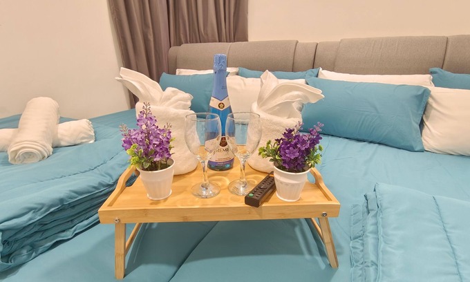 Central District Apartment | Mid Valley Southkey Spacious Family-sized Condo with Bathtub & Straits View