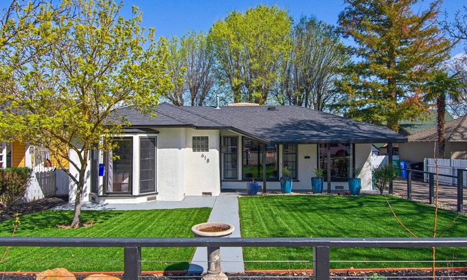 Paso Robles House | MIDCENTURY MANOR-Hot Tub & 5 Blocks to Town Center