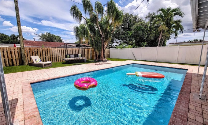 Driftwood House | MidCentury Modern Home w/Pool near Hardrock Casino