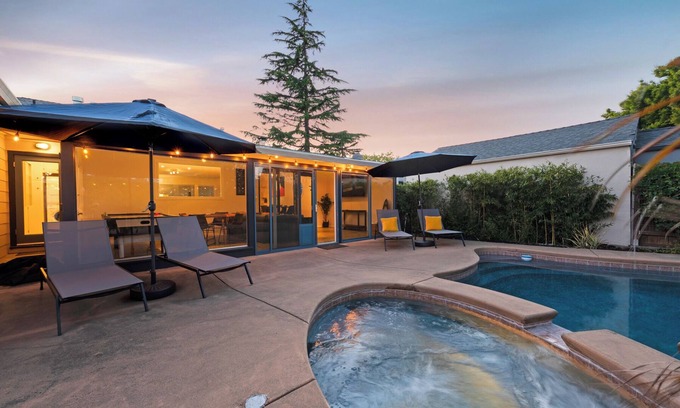 Memorial Hospital Neighborhood House | MidCentury Modern Wine Country Private Pool & Spa