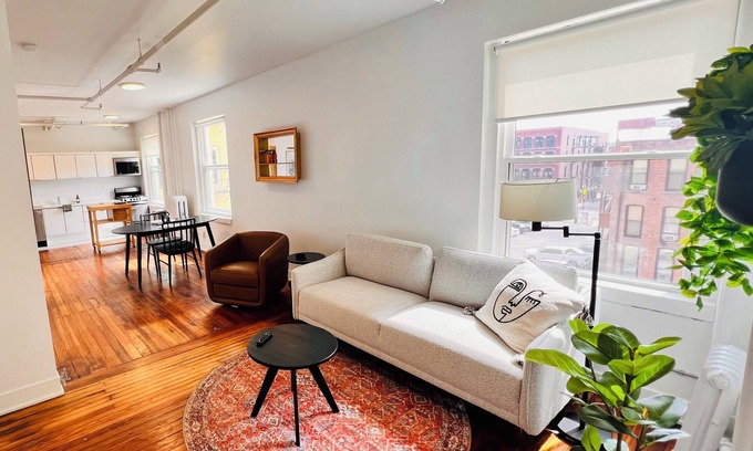 Downtown Des Moines Apartment | Midcentury Unit Downtown Des Moines near Wells Fargo