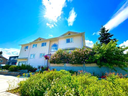 Whitehorse Hotel | Midnight Sun Inn