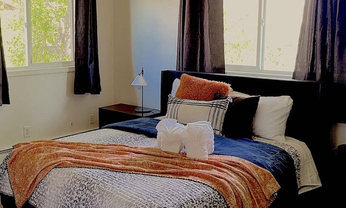 Sand Lake Apartment | Midnight Sun - Near Airport and Shopping