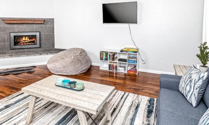 Tudor Area House | Midtown Anchorage Basecamp Condo B