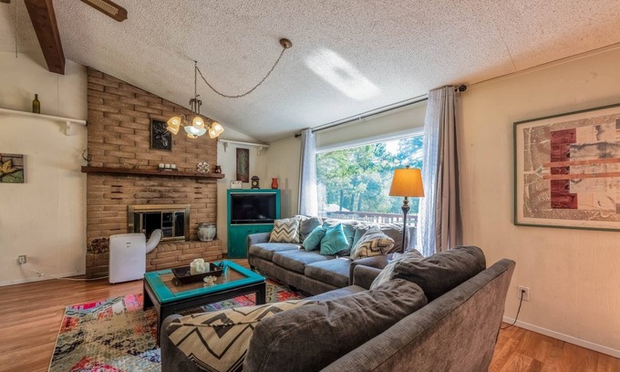 Ruidoso House | MidTown Clover Cabin-DEER! Pet Friend, Walk to Shops, Park