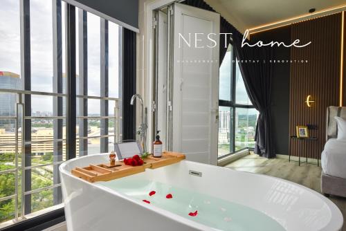 Central District Apartment | Midvalley Southkey Mosaic Suite by Nest Home