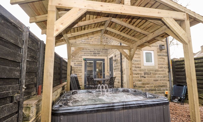 Sutton-in-Craven Cottage | MIDWAY HOUSE, pet friendly, with hot tub in Cross Hills