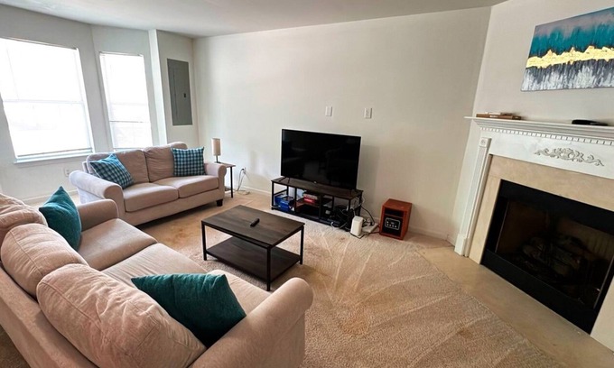 Mableton House | Midweek Pricing! 2BR Retreat w/Deck Near ATL