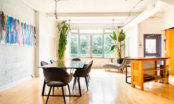 Mile End Apartment | Mile End - Huge Bright & Modern Loft Suite - King Bed - Parking - High Ceiling