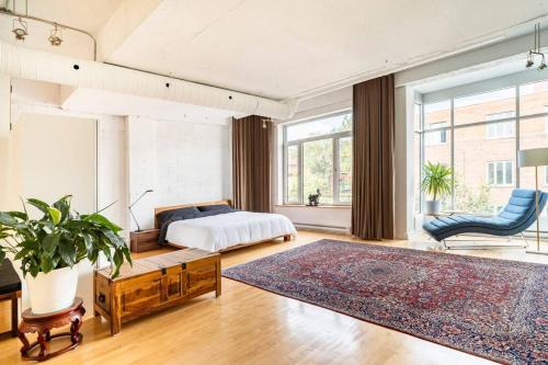Mile End Apartment | MileEnd - Huge Bright & Modern Loft Suite - KingBed