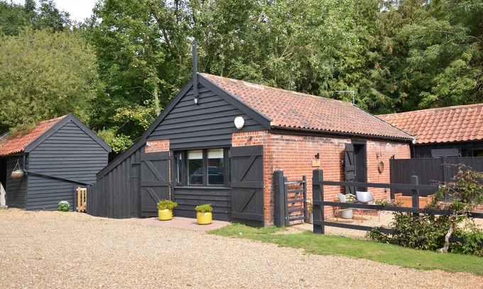 Halesworth Cottage | MILK PARLOUR, pet friendly, with a garden in Halesworth