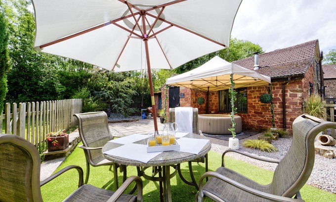 Longhope Cottage | Mill Cottage - Forest of Dean GloucestershirenDog Friendly, Hot tub, Wood Burner