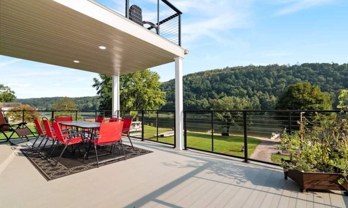 Huey House | Millers Eddy House - Riverfront Near East Brady&Parker