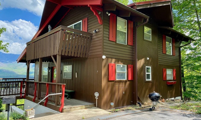 Chalet Village Ski Chalet | Million Dollar Full Mt LeConte/Tram View - End of Summer Special Rates-