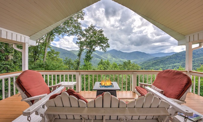 Maggie Valley Cabin | Million Dollar Views, PRIVATE, Golf, Hot Tub, Game Room, Hike