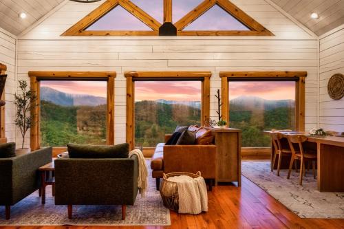 Gatlinburg - Pigeon Forge House | Million Dollar View, Hot Tub, 2 Master King Ensuite, Game Room