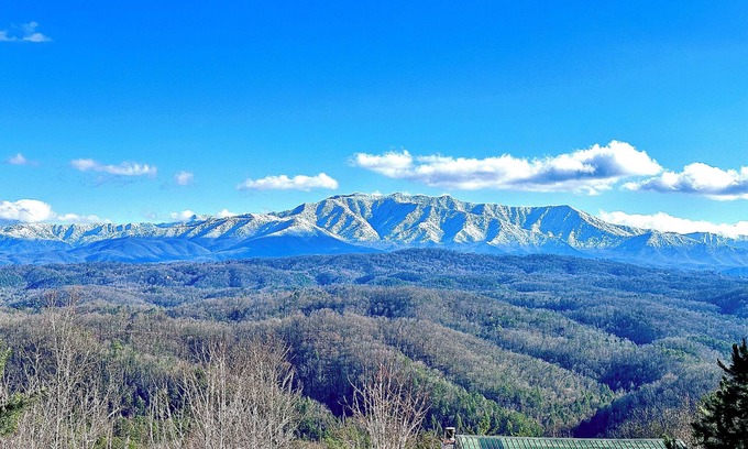 Gatlinburg - Pigeon Forge Cabin | Million dollar views at budget friendly rates!