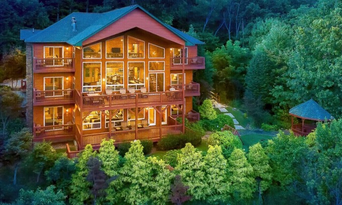 Gatlinburg - Pigeon Forge House | Million $ Views Hot Tub Game Room Sleeps 21