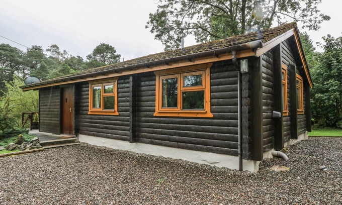 Killin Cottage | MILLMORE CABIN, pet friendly, with open fire in Killin