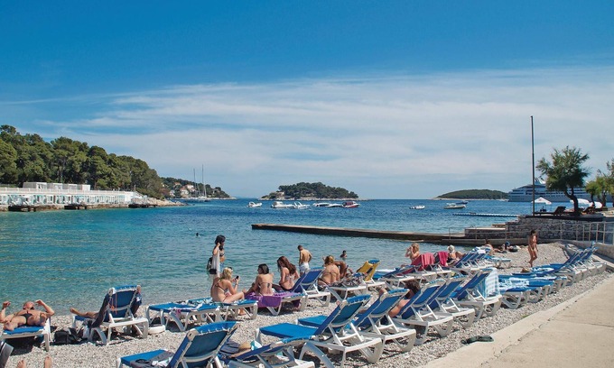 Milna Apartment | Milna is an ideal place by the sea to experience a wonderful and relaxing vacation.