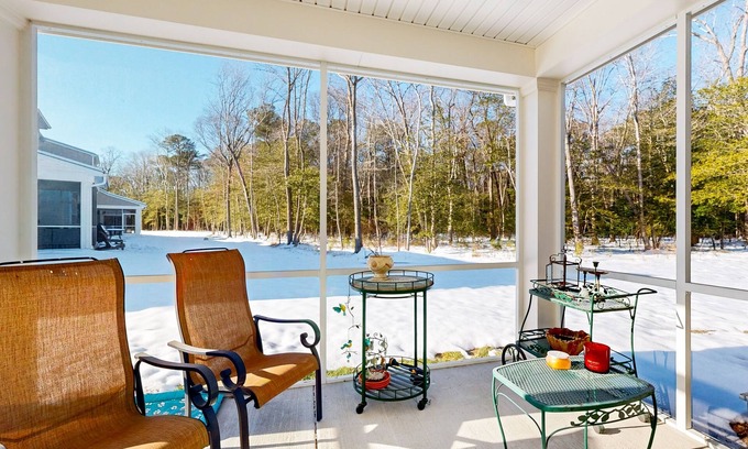Frankford House | Milo's Haven pet friendly townhome w/shared pool, W/D & Free WIFI