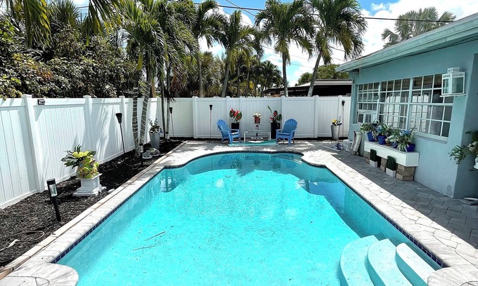 South Corals House | Min to Beaches and Wilton Drive - Guest Suite with private entrance & bathroom