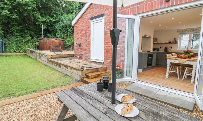 Llanerfyl Cottage | MIN Y NANT, pet friendly, character holiday cottage in Llangadfan