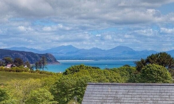 Abersoch Cottage | MIN Y NANT, pet friendly, country holiday cottage in Abersoch