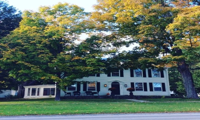 Manchester House | Miner Cottage-Historic Antique Home just steps from the Equinox Resort